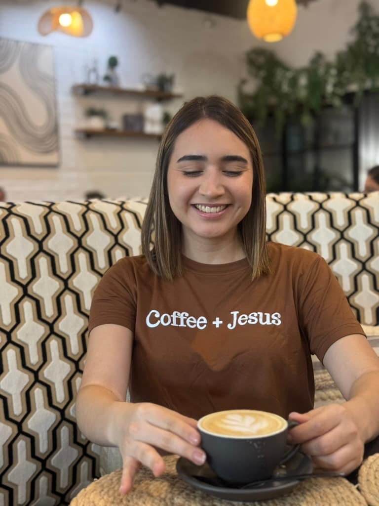 Coffee + Jesus T-Shirt - Mujer - Image 3