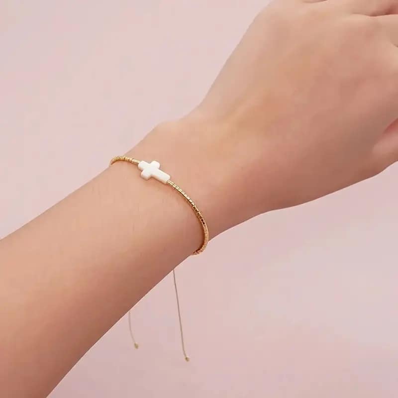 Pulsera Dorada con Cruz de Concha - Image 2